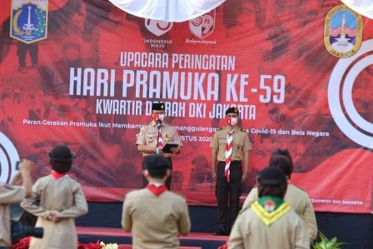 Gubernur Anies memberikan sambutan pada upacara pelaksanaan HUT Pramuka. (sumber: beritajakarta.id)