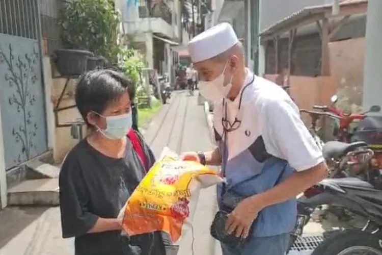 Habib Hasan Mulachela membagikan angpao dan beras kepada warga Tionghoa di kawasan Tambora, Jakarta Barat, Kamis (11/2/2021). (ist)