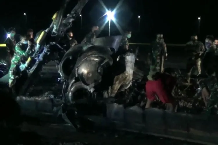 Anggota TNI AD melakukan pemotongan puing helikopter yang jatuh di KIK untuk dibawa ke Pusdiklat Penerbad Minggu (07/06/2020) dini hari. (Ayosemarang/Edi Prayitno)