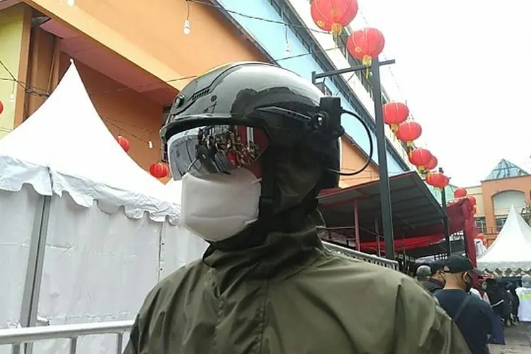 Seorang petugas memakai helm cerdas milik Badan Intelijen Negara (BIN) yang dapat mendeteksi panas tubuh seseorang dari jarak 10 meter. (Ayobogor.com/Husnul Khatimah)