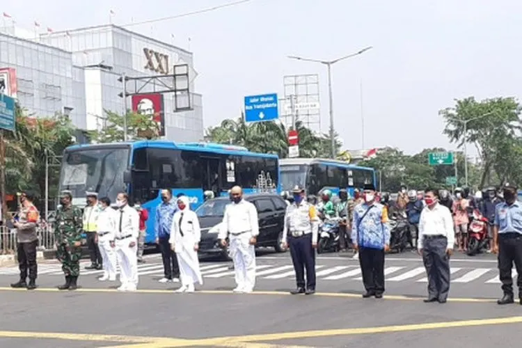 Mengheningkan cipta sejenak dalam puncak detik-detik Proklamasi HUT ke-75 RI. (Foto : Nurito / Beritajakarta.id)