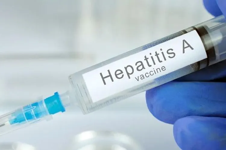 Wabah Hepatitis A yang terjadi di Kota Depok, Jawa Barat diduga bersumber dari makanan atau minuman yang tercemar serta alat makan yang tidak bersih.  (CNNIndonesia/Istockphoto)