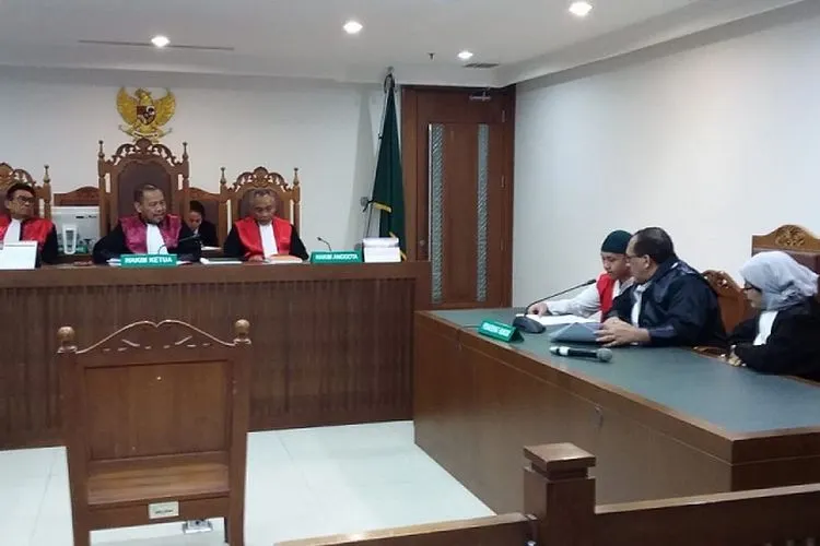 Hermawan Susanto didampingi pengacara saat menghadiri sidang pembacaan tuntutan kasus ancaman penggal kepala Presiden Joko Widodo di Pengadilan Negeri Jakarta Pusat, Senin (17/2/2020).