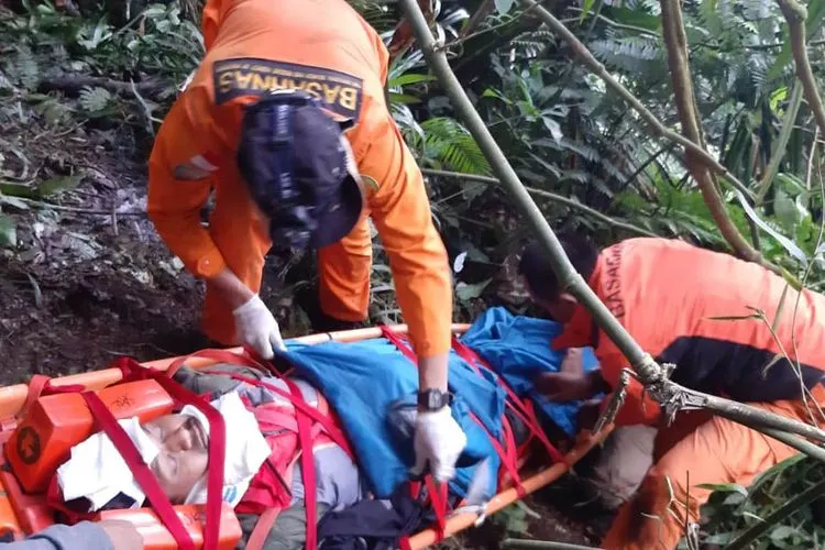 Proses evakuasi Hidayat (30), survivor yang terpeleset di jalur pendakian Gunung Salak, Sukamantri, Kabupaten Bogor, Minggu (12/1/2020)(Kantor SAR Jakarta)