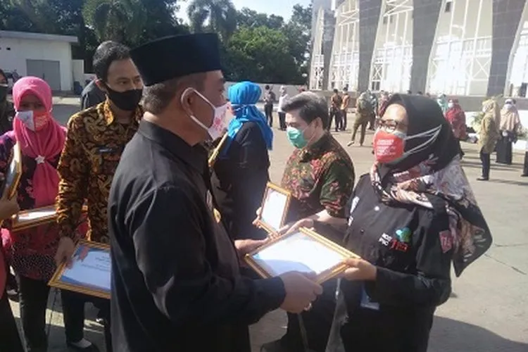 Wali Kota Cirebon, Nashrudin Azis (kiri) menyerahkan penghargaan bagi nakes dan tenaga non medis pada HKN Ke-56 Tingkat Kota Cirebon. (ist)
