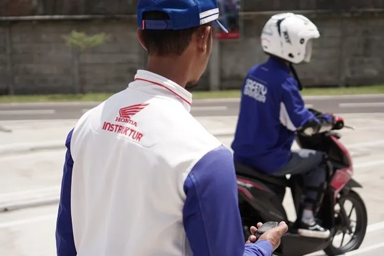Keseimbangan menjadi salah satu materi yang diuji di acara Honda BeAT Safety Riding Competition. (Dok. PT DAM)