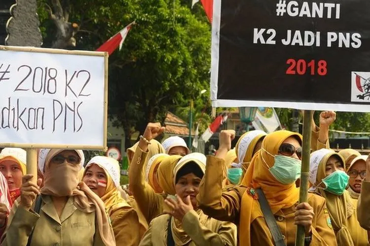 Ilustrasi honorer K2 menggelar aksi damai di depan Istana Merdeka menuntut agar diangkat menjadi PNS (JPNN/Ricardo)
