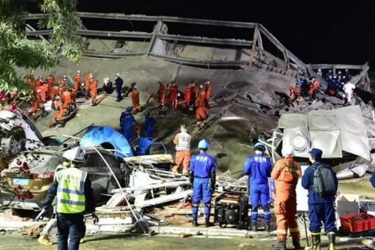 Petugas penyelamat bekerja menyingkirkan puing reruntuhan bangunan dan mengevakuasi penghuni yang dikarantina karena COVID-19 di Hotel Xinjia di Distrik Licheng, Kota Quanzhou, Provinsi Fujian, China, Minggu (8/3/2020) dini hari. Hotel lima lantai yang dibangun pada 2018 itu ambruk pada Sabtu (7/3/2020) malam. (ANTARA/HO-Xinhua/mii)