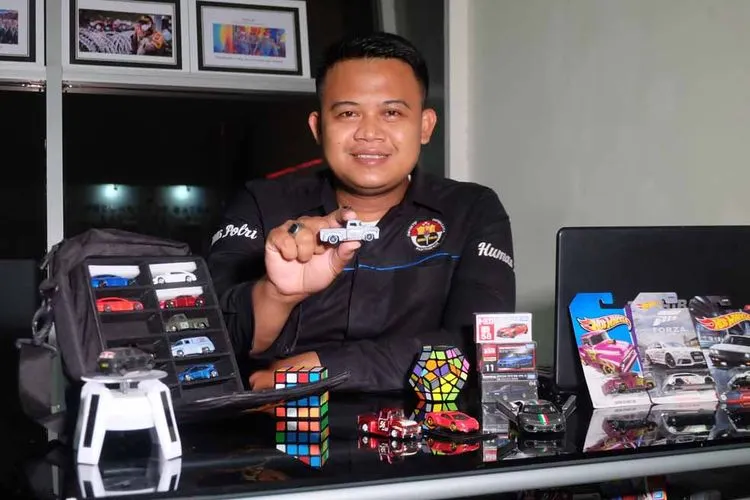 Bripka Agung Hidayat menunjukan koleksi HotWheels di ruang Humas Polrestabes Surabaya, Sabtu (23/1/2021).(Ayosurabaya/Praditya)