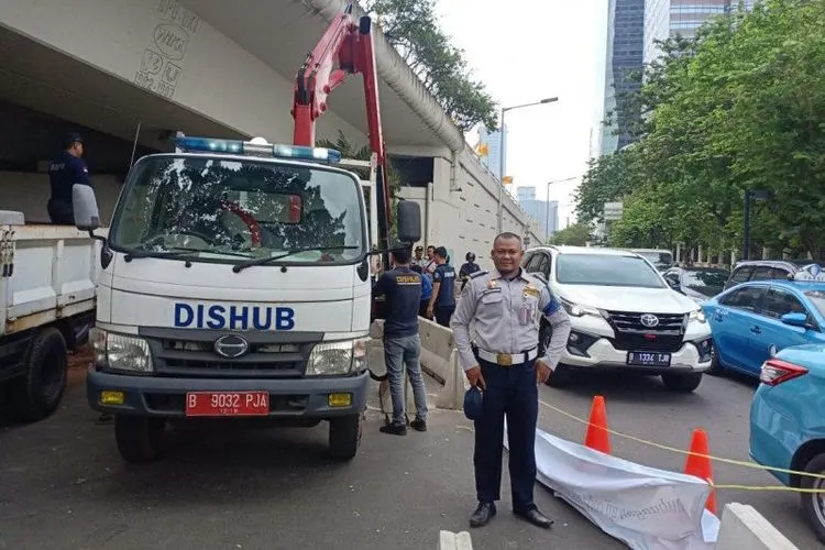 Petugas Dishub DKI merapikan beton pembatas di bawah Fly Over Satrio melanjutkan penutupan u-turn (Antara/Sudin Perhubungan Jaksel)