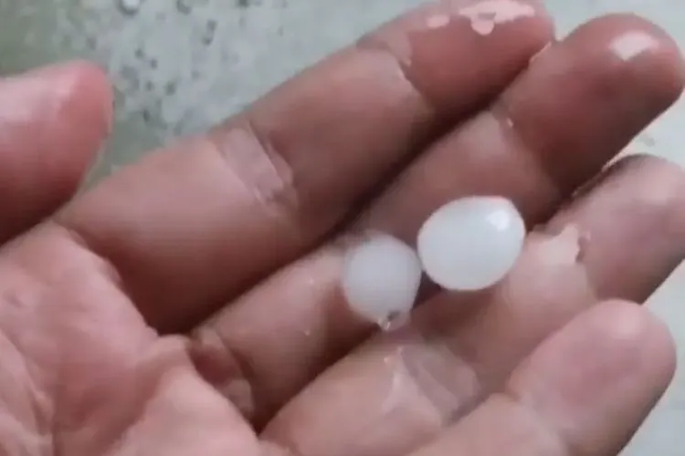 tangkap layar cuplikan bideo hujan es di Kota Bogor / instagram: bogor.terkini