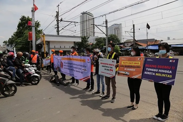 PT KAI Daop 1 Jakarta gelar sosialisasi keselamatan di perlintasan sebidang di Stasiun Kebayoran, Jakarta Selatan/dok: Humas PT KAI Daop 1 Jakarta