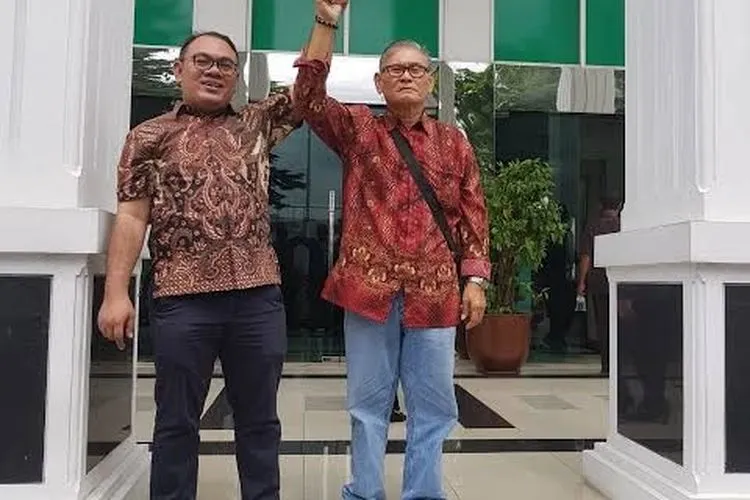 Johan Solomon (kanan) bersama kuasa hukumnya, Husendro. (Dok Husendro)
