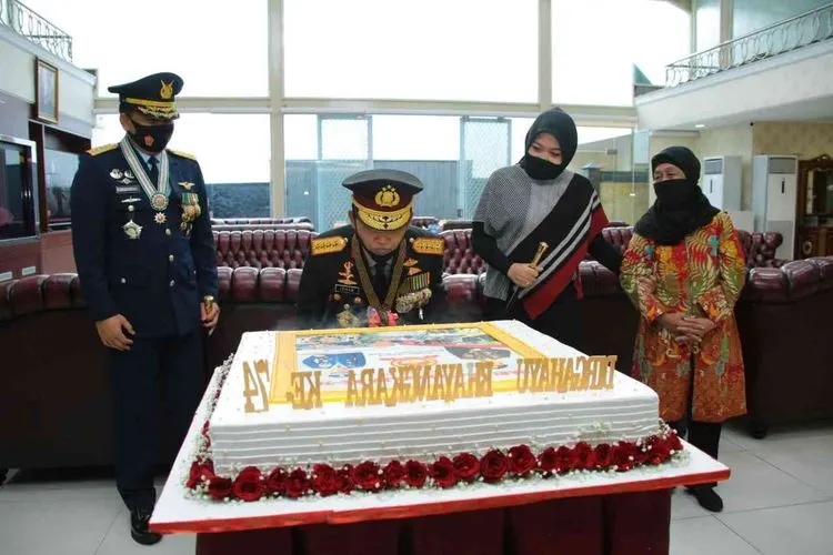 Panglima TNI Marsekal TNI Hadi Tjahjanto memberi kejutan kepada Kapolri Jenderal Polisi Idham Azis dalam perayaan HUT ke-74 Bhayangkara. (dok Puspen TNI)