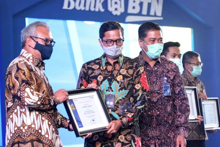 BTN APRESIASI PARA PENGEMBANG. Direktur Utama PT Bank Tabungan Negara (Persero) Tbk. Pahala Nugraha Mansury (kedua kiri) didampingi Direktur Consumer and Commercial Banking Bank BTN Hirwandi Gafar (kanan) memberikan penghargaan bagi para pengembang di Jakarta, pekan ini Sebagai Bagian dari  Acara Virtual Property Expo dan HUT KPR