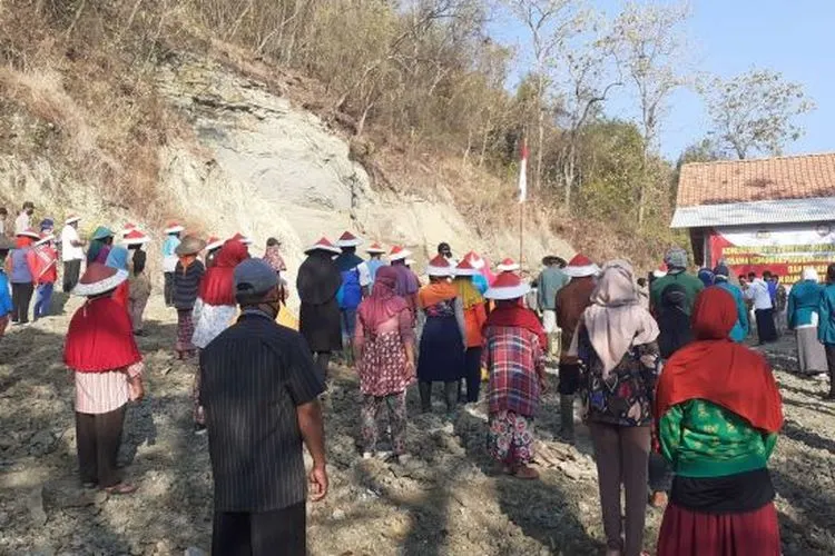 Sejumlah pemulung dan napi teroris ikuti upacara bendera 17 Agustus di TPST Piyungan, Senin (17/8/2020). [Kontributor / Julianto]