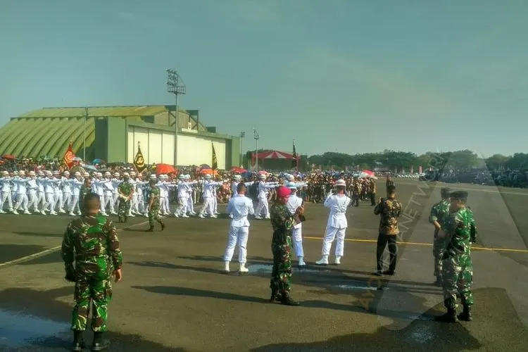 Sebanyak 6.806 personel terdiri dari Lambang-Lambang Kesatuan 60 personel, Brigade Upacara I/Gabungan sebanyak 980 personel meliputi drum band Taruna Akademi TNI, Batalyon Upacara Pamen, dan Batalyon Upacara Pama dikerahkan untuk upacara peringatan HUT Ke-74 TNI di Halim Perdana Kusuma/Ayojakarta.com