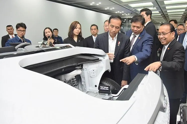 Presiden Jokowi memerhatikan mobil saat mengunjungi pabrik Hyundai Motor Company (Setkab.go.id/Deny)