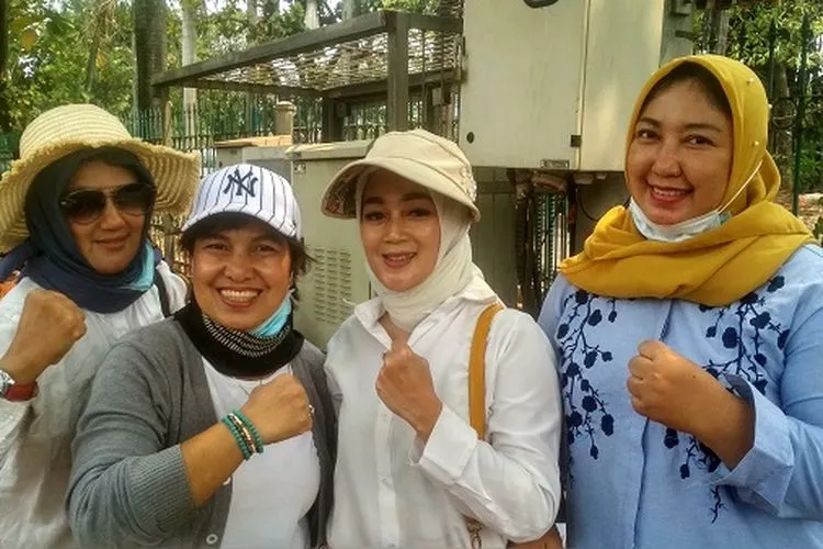 Para ibu yang membagikan makanan gratis kepada massa mahasiswa yang berdemonstrasi di depan gerbang utama Gedung DPR, Senayan, Jakarta/Ayojakarta.com