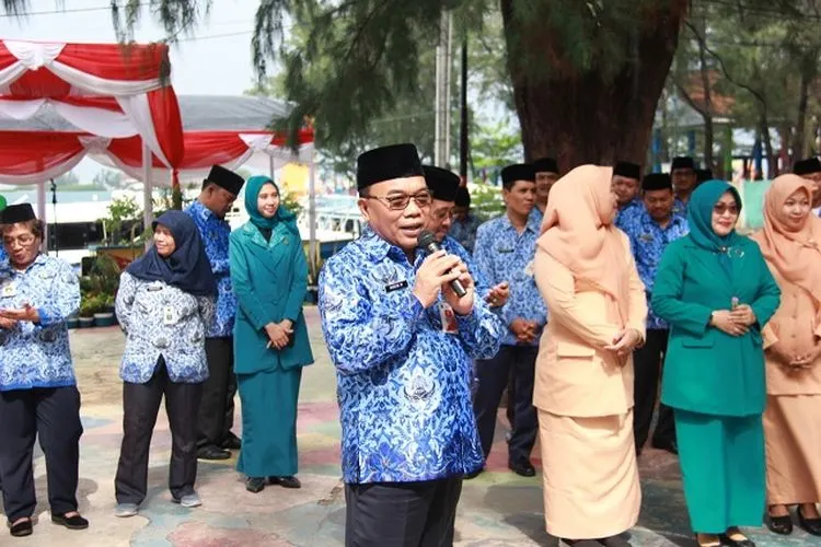 Bupati Kepulauan Seribu Husein Murad dalam Upacara Peringatan Hari Ibu di Halaman Plaza Kabupaten, Pulau Pramuka (pulauseribu.jakarta.go.id)