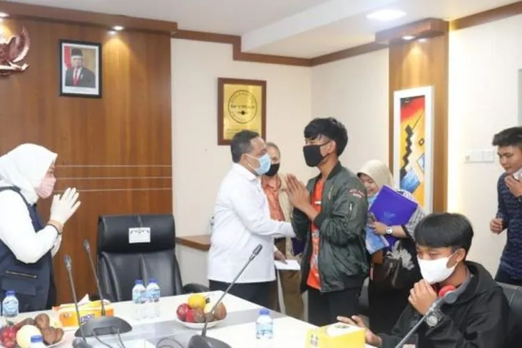Menaker, Ida Fauziyah menyambut sembilan ABK asal Indonesia di Bandara Internasional Soekarno-Hatta, Tangerang, Banten, Jumat (29/5/2020). (Kemnaker)