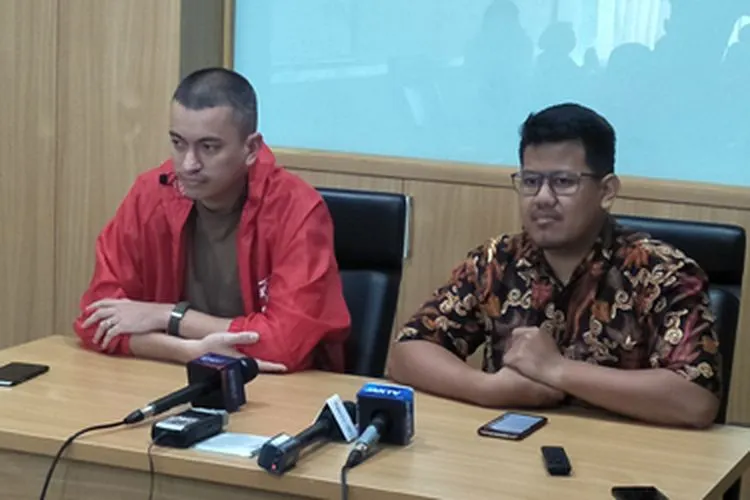 Anggota DPRD DKI Jakarta, Ketua Fraksi PSI Idris Ahmad (Kanan) dan Jubir DPW PSI DKI Jakarta Rian Ernest (Kiri)/Ayojakarta-Aprilia Rahapit