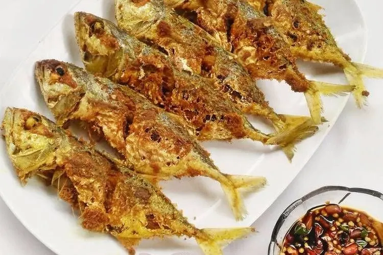 Ikan goreng, salah satu menu penghasil protein hewani. (dok)