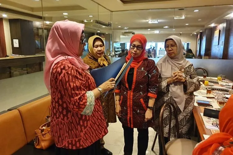 Indah Kirana (kiri) dan para Pengurus Pusat IKWI 2019-2024/Dok. IKWI