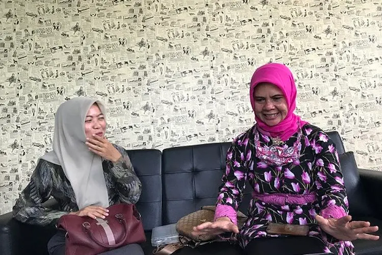 Ketua IKWI Cianjur Pipih Fakhriyah Yasin saat berbincang dengan Ibu Asep Rusli yang dijadikan inspirasi tulisannya. (Ayobandung/M Ikhsan)