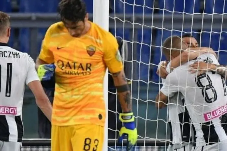 Pemain Udinese Ilija Nestorovski (kanan) merayakan golnya ke gawang AS Roma dalam lanjutan Liga Italia di Olympico stadium. Andreas SOLARO / AFP