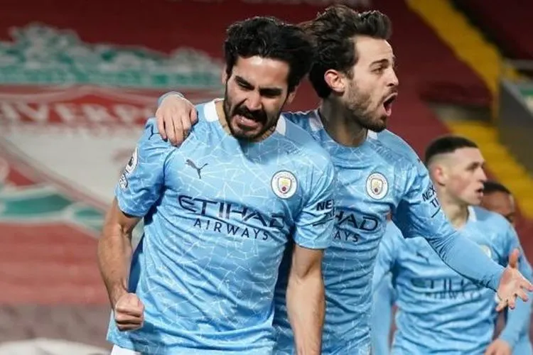 Gelandang Manchester City, Ilkay Gundogan (kiri) merayakan golnya ke gawang Liverpool pada laga Liga Inggris 2020/2021 di Anfield, Liverpool, Senin (8/2/2021) dini hari WIB. [JON SUPER / POOL / AFP]