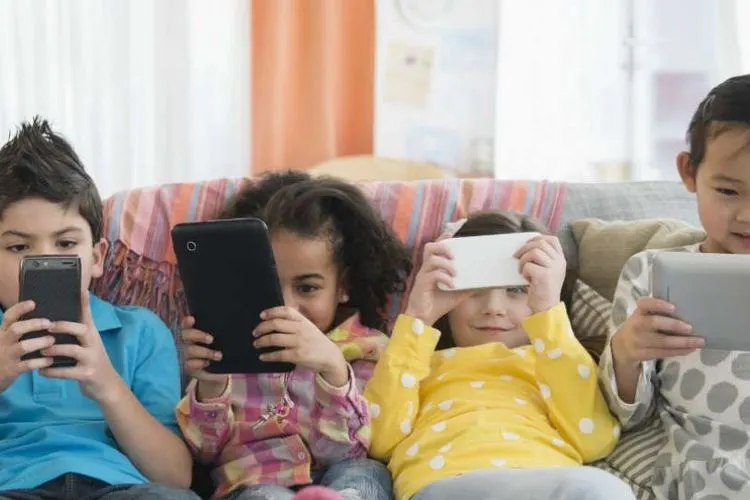 Ilustrasi anak bermain gadget (dok)