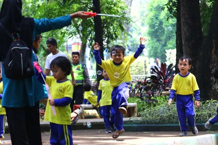 Anak anak bermain di taman. (Irfan Al-Faritsi/Ayobandung.com)