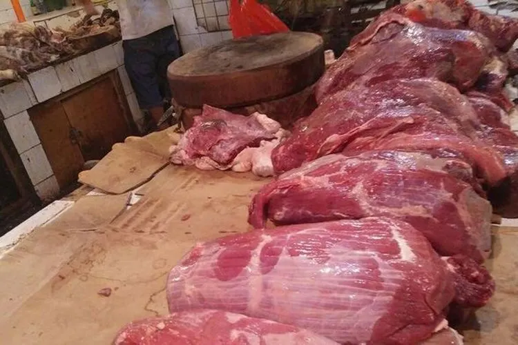 Ilustrasi penjualan daging di pasar tradisional (detik.com/Yulida Medistiara)