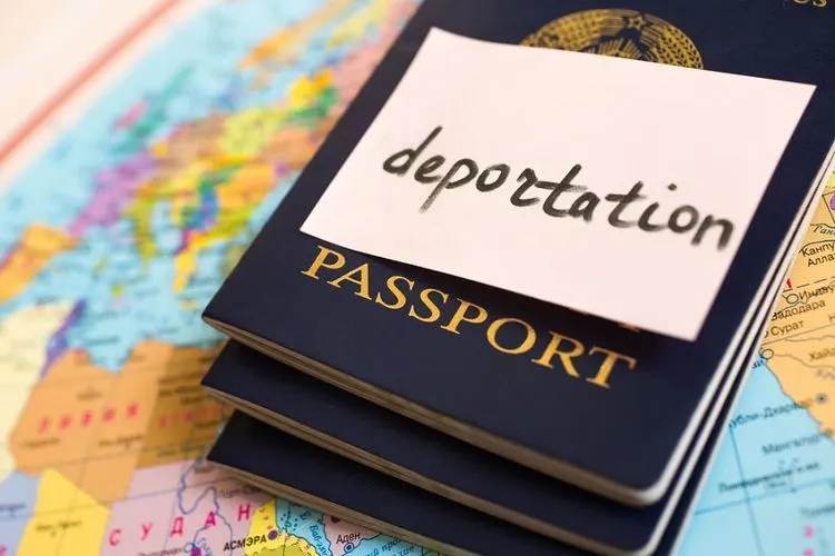 Ilustrasi deportasi (Shutterstock)