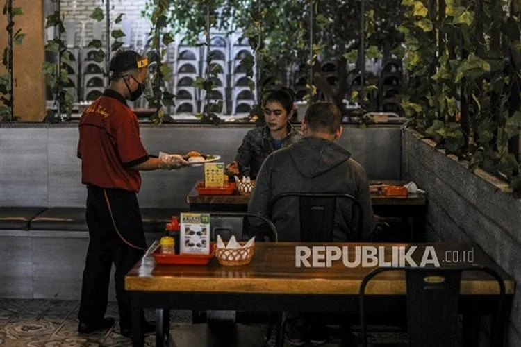 Makan bersama di ruangan tertutup menimbulkan risiko penularan Covid-19. Foto: Republika/Putra M. Akbar
