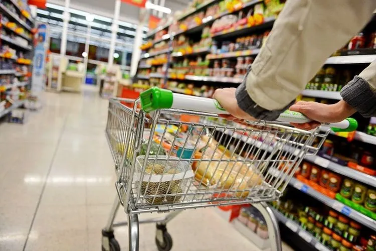 ilustrasi berbelanja di supermarket atau minimarket (Shutterstock)