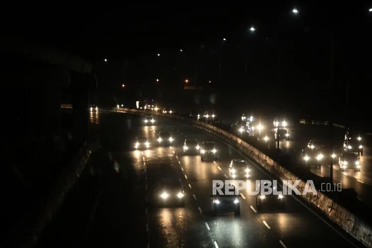[ilustrasi] Kendaraan melintas di Tol Ruas Jalan Tol Jakarta-Bekasi Timur saat sistem satu arah di Jakarta, Selasa (19/6).  (Foto: Republika/Mahmud Muhyidin)