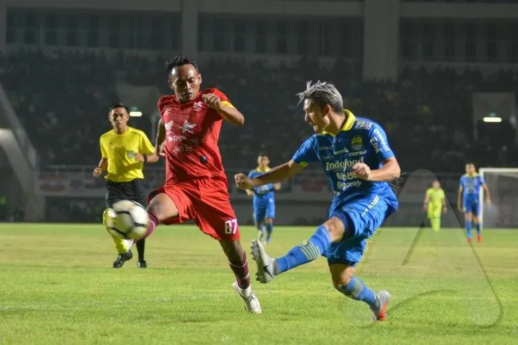 Pemain Persib Bandung, Kim Jeffrey melepaskan umpan silang dibayangi gelandang Persis Solo, Iman Budi, dalam partai uji coba di Stadion Manahan, Februari 2020. (Ayojakarta.com/Budi Cahyono)