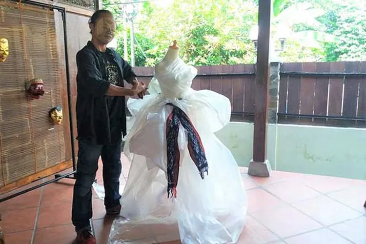 Sebuah gaun dari plastik yang disiapkan dalam pertunjukan International Mask Festival (IMF) 2020 di Kota Solo, Jawa Tengah. (dok IMF)