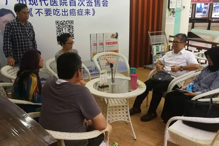 Foto: Konsul Jenderal RI di Guangzhou, Bapak Gustanto bersama Istri dan keluarga almarhum Bapak Sutopo Purwo Nugroho. Konjen RI berkoordinasi dengan seluruh pemangku kepentingan terkait untuk pengaturan pemulangan jenazah.