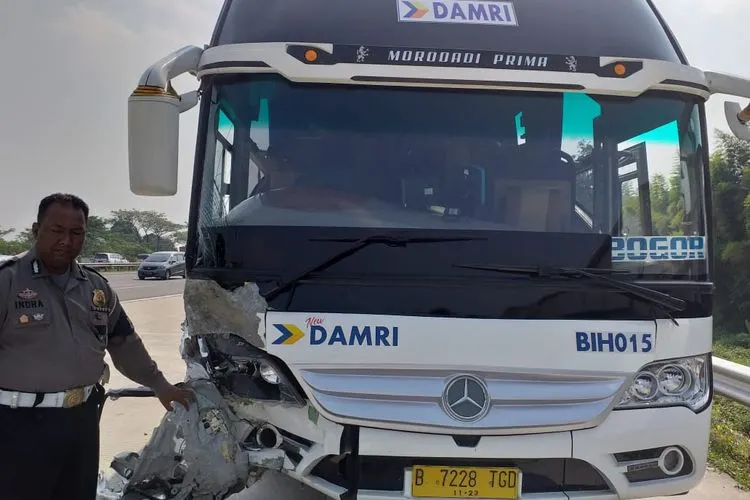 Kecelakaan bus menabrak mobil pribadi di Jagorawi.