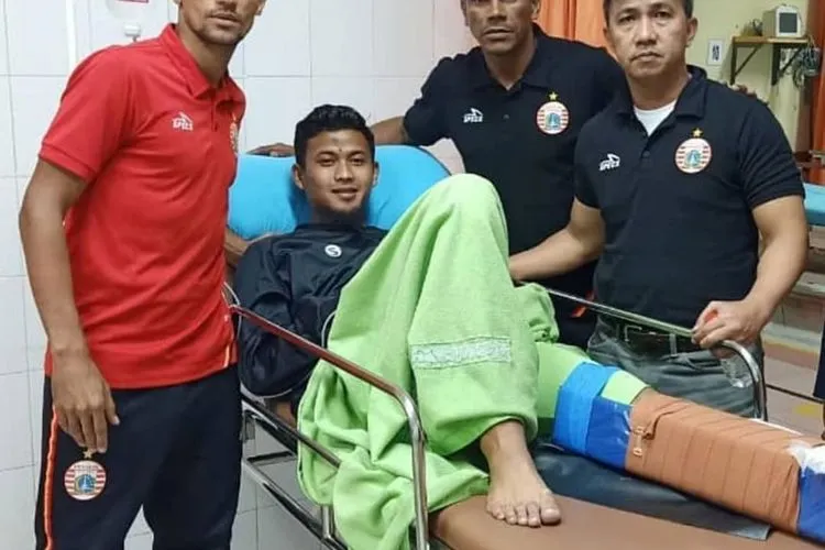 Bruno Matos menjenguk Muhammad Natshir di Rumah Sakit. (instagram)
