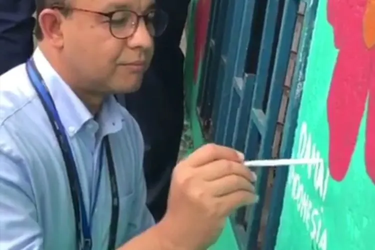 Anies Baswedan membubuhkan kalimat Damai Indonesia di Kolombia. (Instagram)