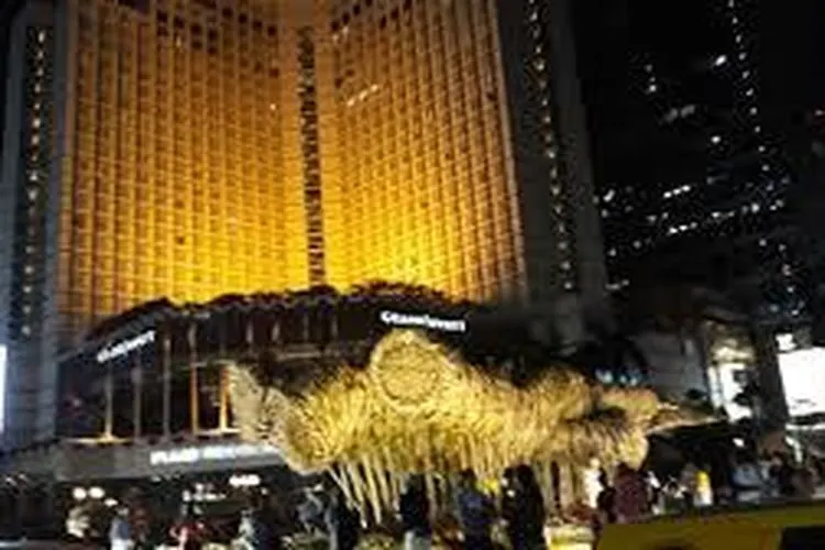Seni instalasi bambu getah getih di bundaran HI kini sudah dibongkar karena sudah rapuh dan takut membahayakan warga. (Istimewa)
