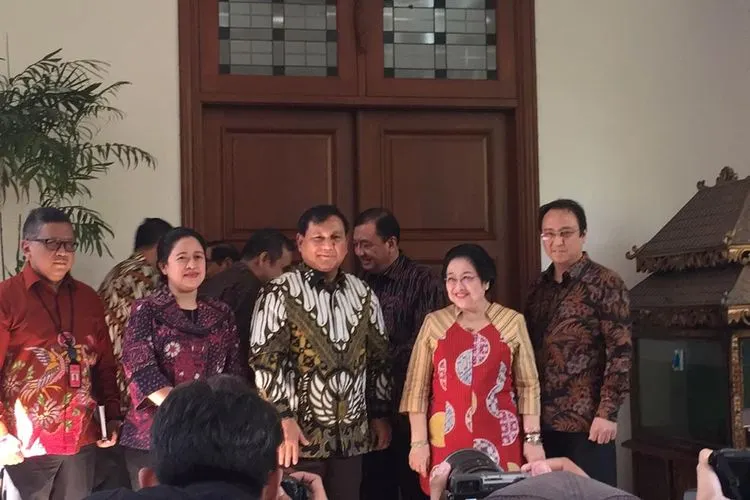 Prabowo hadir di rumah megawati pada pukul 12.30 wib bersama Sekjen Gerindra, Ahmad Muzani dan disambut oleh Puan Maharani, Pramono Anung, Hasto Kristyanto dan Budi Gunawan (ayojakarta.com/Istihanah Soejoethi)