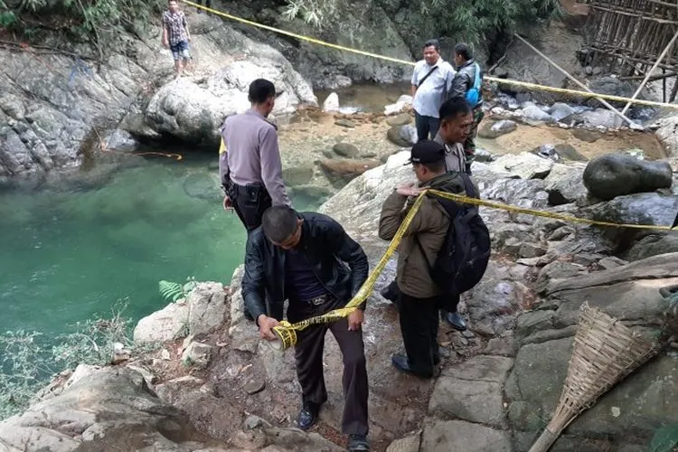 Evakuasi korban tenggelam di Curug Kencana (Dok. Polsek Babakan Madang).