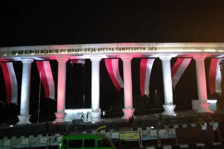 Tugu Lawang Salapan terpasang bendera merah putih meriahkan bulan kemerdekaan. (ayobogor.com)