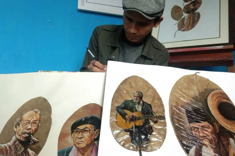 Pelukis di Bogor Jadikan Daun Kering sebagai Media Lukisan. (ayobogor.com)