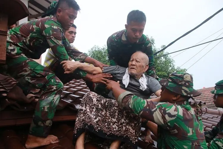 Tim Siaga Banjir sedang mengevakuasi warga di Jakarta Utara (Dispen Lantamal III Jakarta)